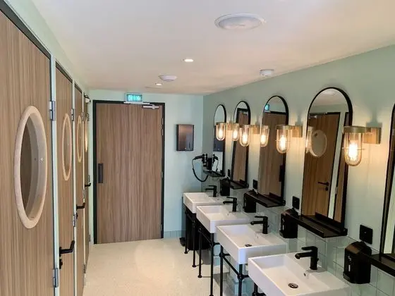 Lit en dortoir de 6 lits femmes salle de bain commune