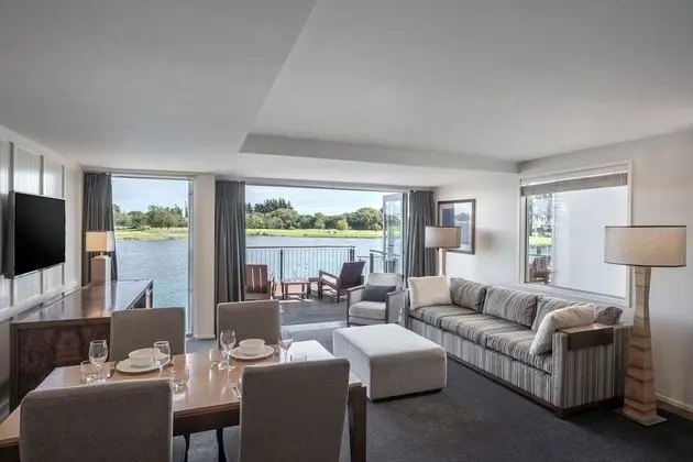 Süit, 1 Yatak Odası, Göl Manzaralı (Lakefront)