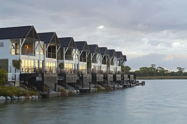 Süit, 1 Yatak Odası, Göl Manzaralı (Lakefront)