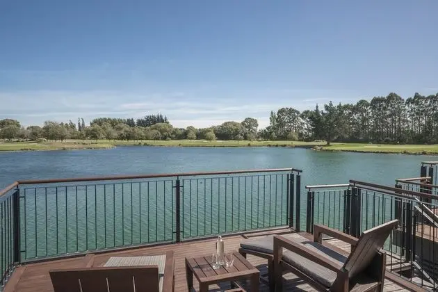 Süit, 1 Yatak Odası, Göl Manzaralı (Lakefront)