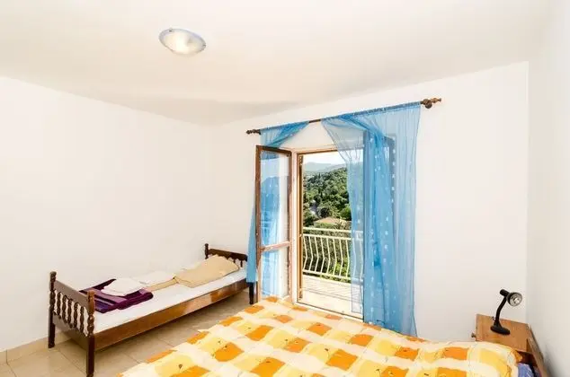 Üç Kişilik Oda (Triple Room with Balcony)