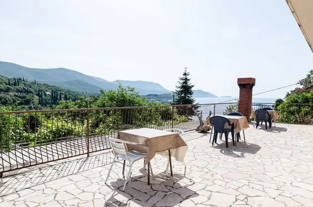 Üç Kişilik Oda (Triple Room with Balcony)