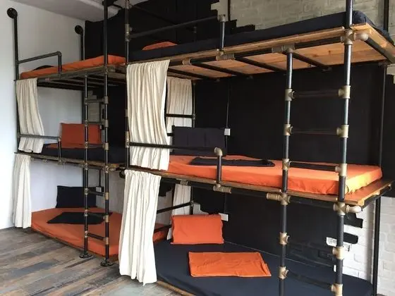 Ortak Ranzalı Oda, 1 Tek Kişilik Yatak