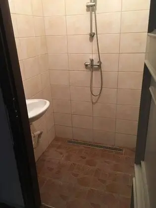 Üç Kişilik Oda, Ortak Banyo