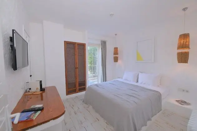 Standart Oda, Havuz ve Bahçe Manzaralı