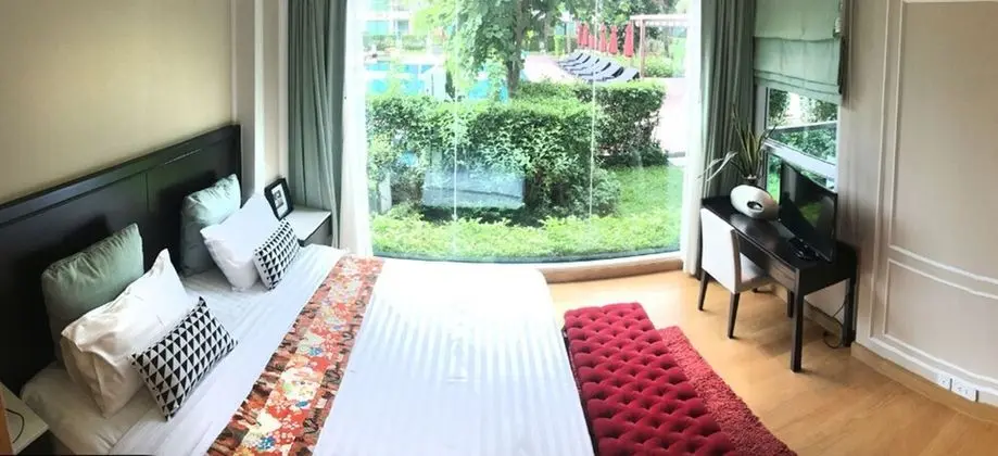 1-Bedroom Direct Pool Access