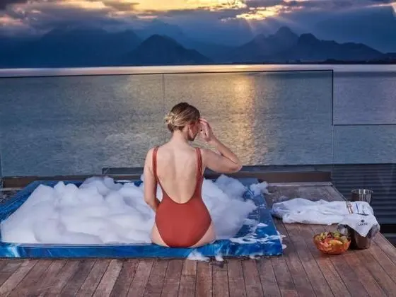 Jakuzili ve Teraslı Oda, Deniz Manzaralı