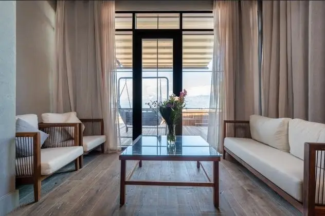 Jakuzili ve Teraslı Oda, Deniz Manzaralı