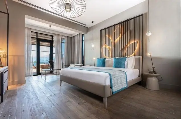 Jakuzili ve Teraslı Oda, Deniz Manzaralı