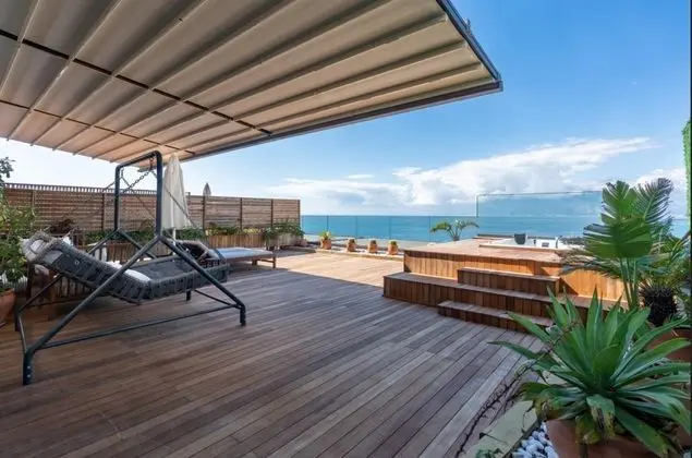 Jakuzili ve Teraslı Oda, Deniz Manzaralı
