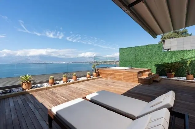 Jakuzili ve Teraslı Oda, Deniz Manzaralı