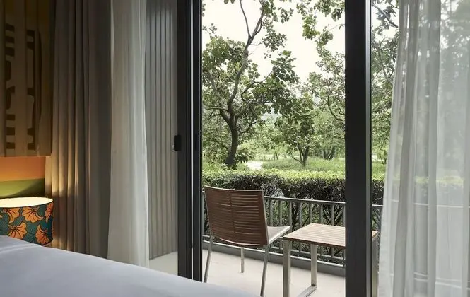 Corner King - Garden View