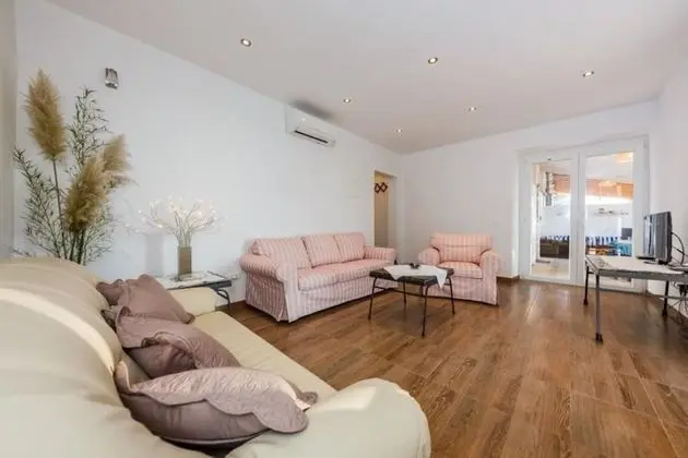 Ev (Periska - on the beach - H(4+1))