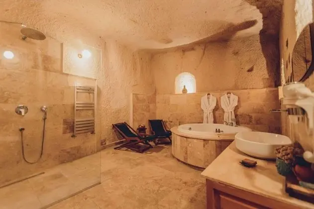 King Cave Suite, Avlu Manzaralı, Jakuzili