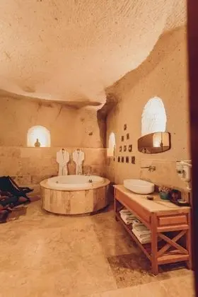 King Cave Suite, Avlu Manzaralı, Jakuzili