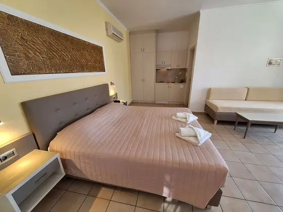 Stüdyo, Havuz Manzaralı