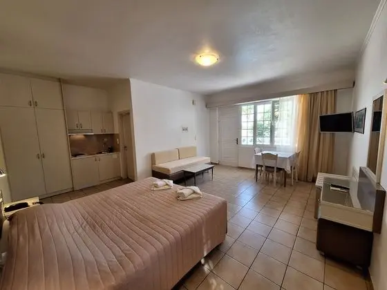 Stüdyo, Havuz Manzaralı