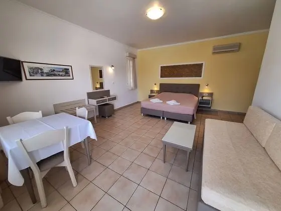 Stüdyo, Havuz Manzaralı