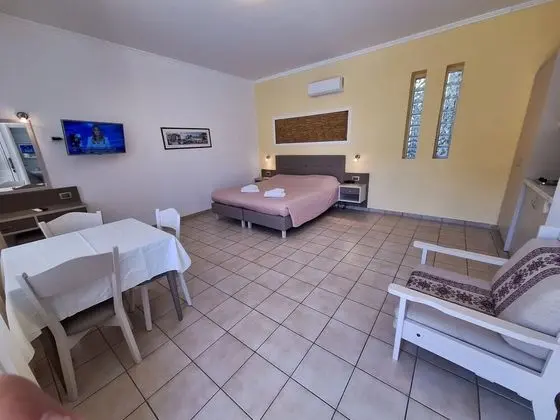 Stüdyo, Havuz Manzaralı