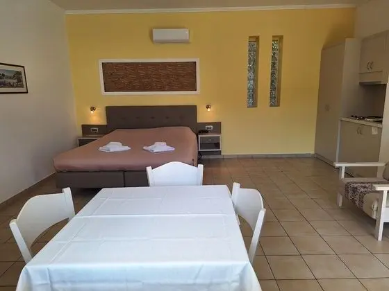 Stüdyo, Havuz Manzaralı