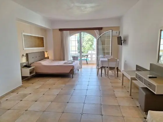 Stüdyo, Havuz Manzaralı