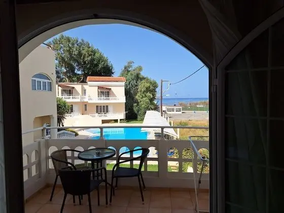Stüdyo, Havuz Manzaralı