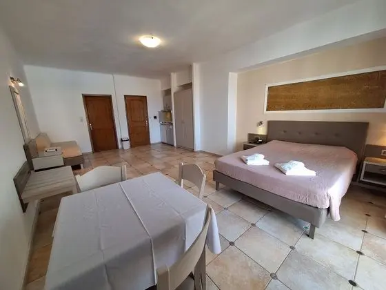 Stüdyo, Havuz Manzaralı