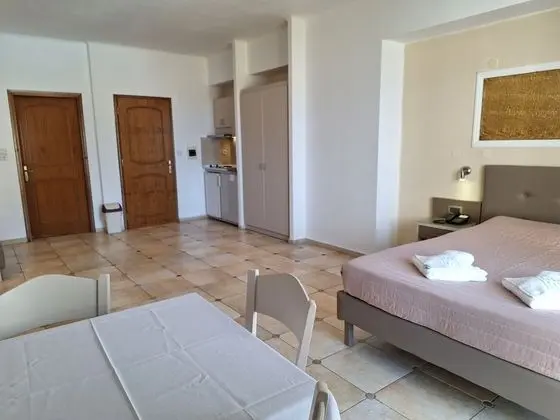 Stüdyo, Havuz Manzaralı