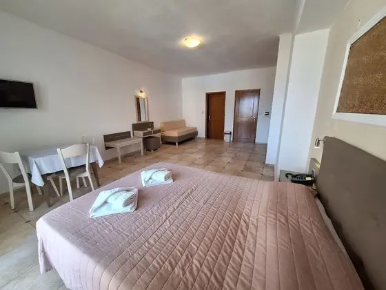 Stüdyo, Havuz Manzaralı