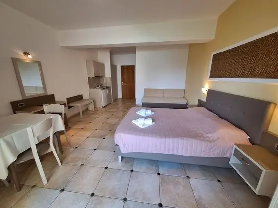Stüdyo, Havuz Manzaralı