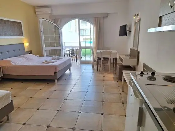 Stüdyo, Havuz Manzaralı