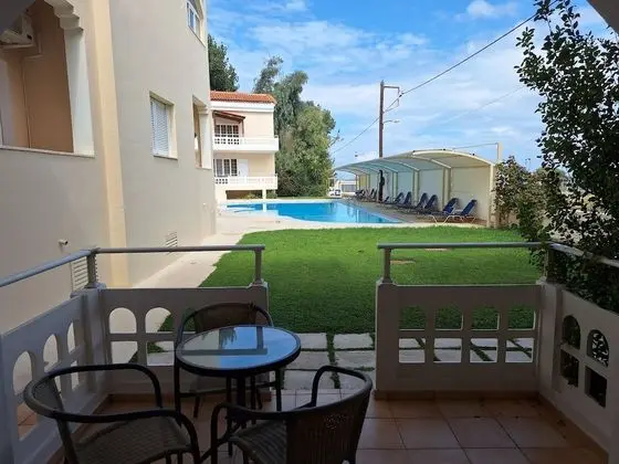 Stüdyo, Havuz Manzaralı