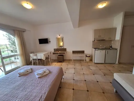 Stüdyo, Havuz Manzaralı