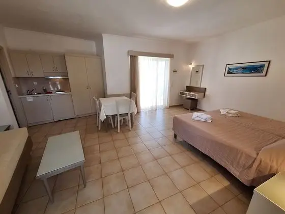 Stüdyo, Havuz Manzaralı