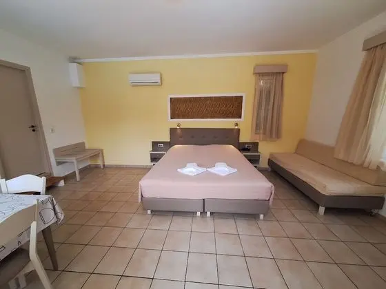 Stüdyo, Havuz Manzaralı