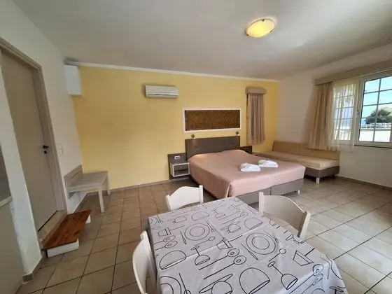 Stüdyo, Havuz Manzaralı