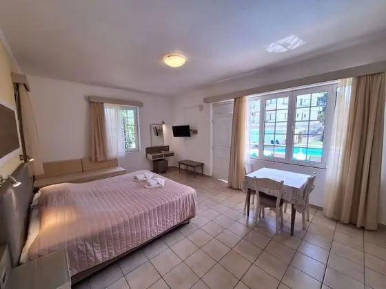 Stüdyo, Havuz Manzaralı