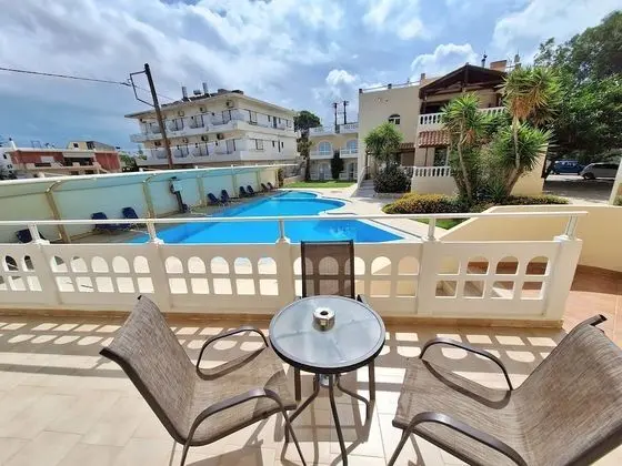 Stüdyo, Havuz Manzaralı