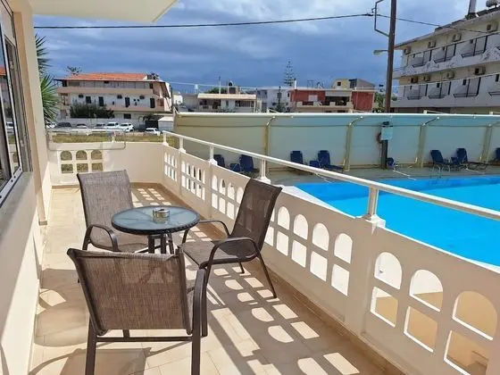 Stüdyo, Havuz Manzaralı