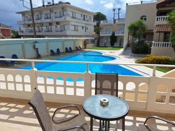Stüdyo, Havuz Manzaralı