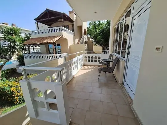 Stüdyo, Havuz Manzaralı