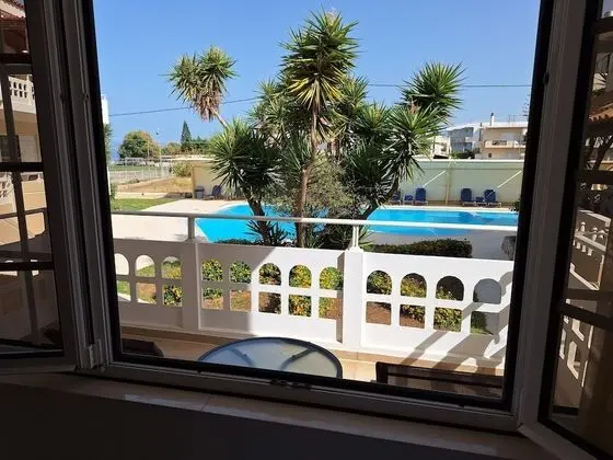 Stüdyo, Havuz Manzaralı