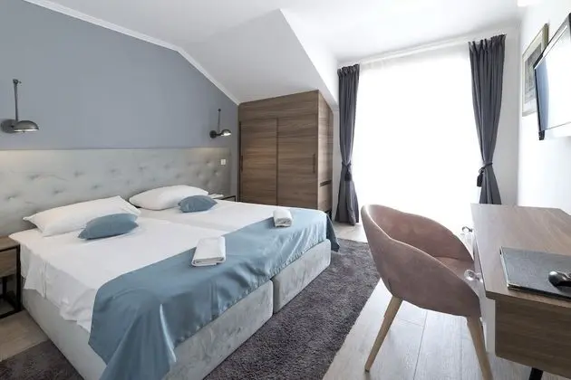 Tek Büyük veya İki Ayrı Yataklı Oda, Kısmi Deniz Manzaralı