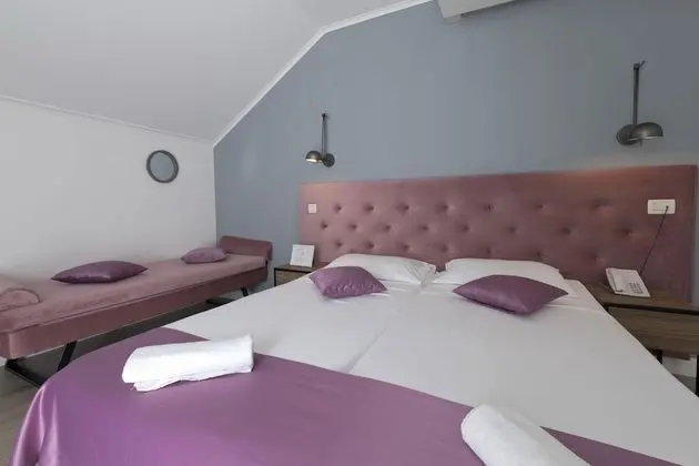 Tek Büyük veya İki Ayrı Yataklı Oda, Kısmi Deniz Manzaralı