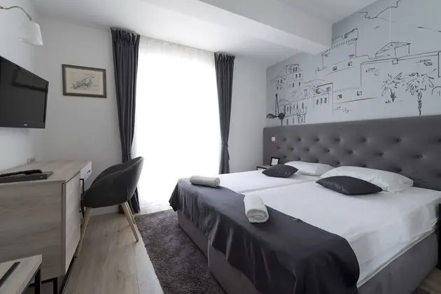 Tek Büyük veya İki Ayrı Yataklı Oda, Kısmi Deniz Manzaralı