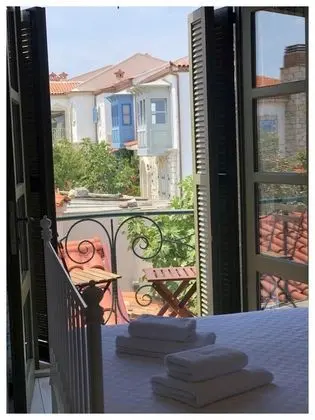 Deluxe Üç Kişilik Oda ,Sokak Manzaralı,Fransız Balkonlu
