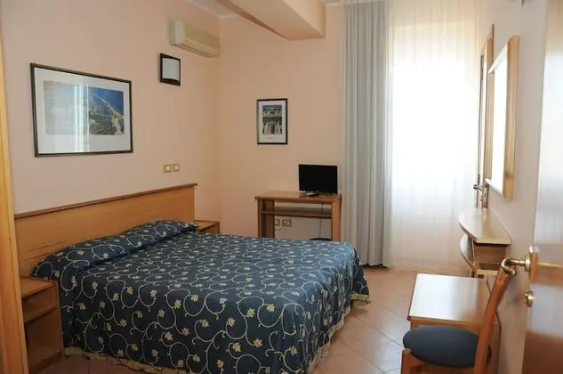 Standard Tek Büyük veya İki Ayrı Yataklı Oda, Kısmi Deniz Manzaralı