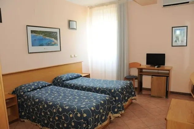 Standard Tek Büyük veya İki Ayrı Yataklı Oda, Kısmi Deniz Manzaralı