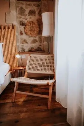 Deniz ve Köy Manzaralı Oda