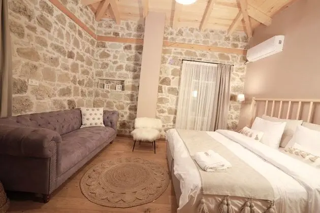 Deniz ve Köy Manzaralı Oda